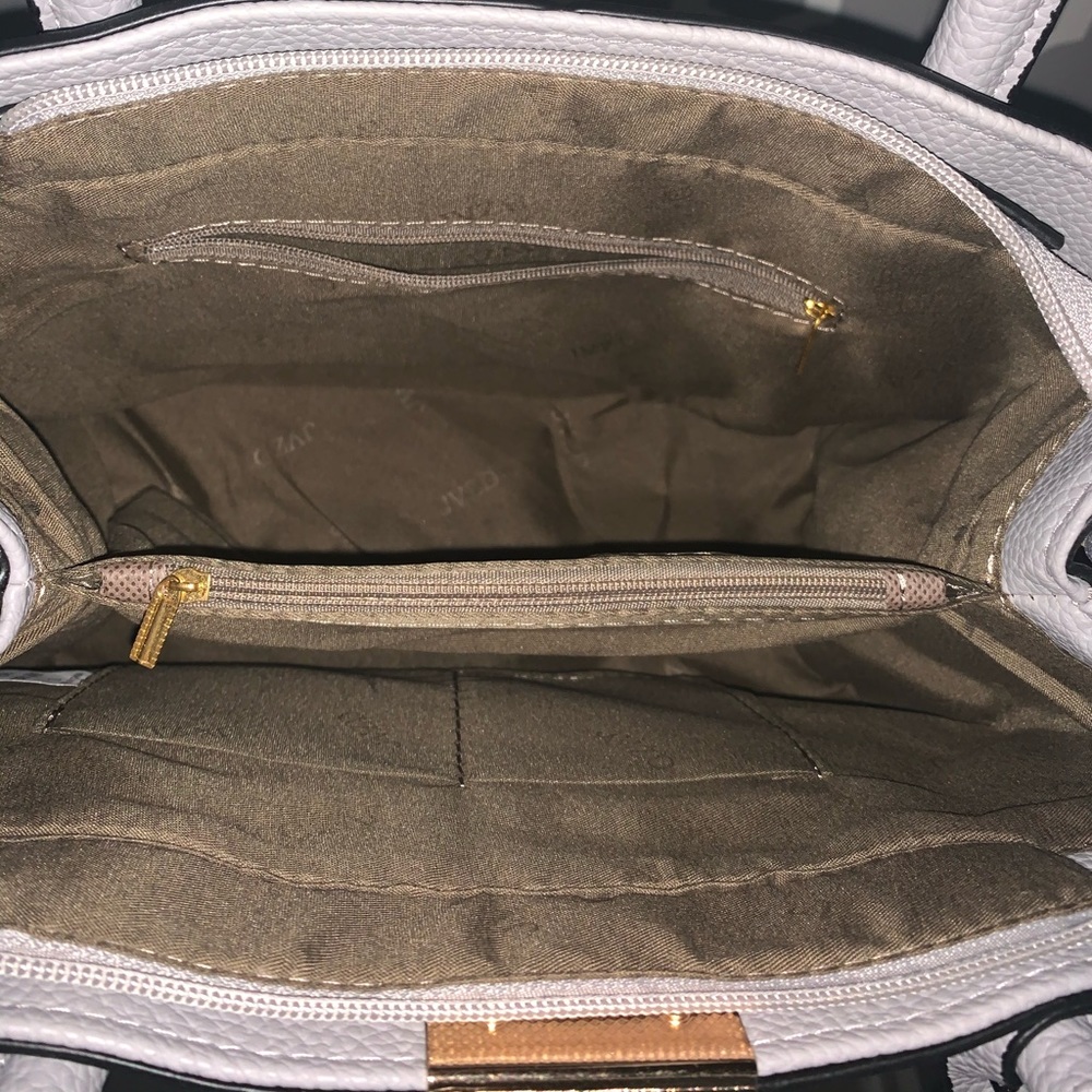 Grey bag! 🐚 - Picture 3 of 3